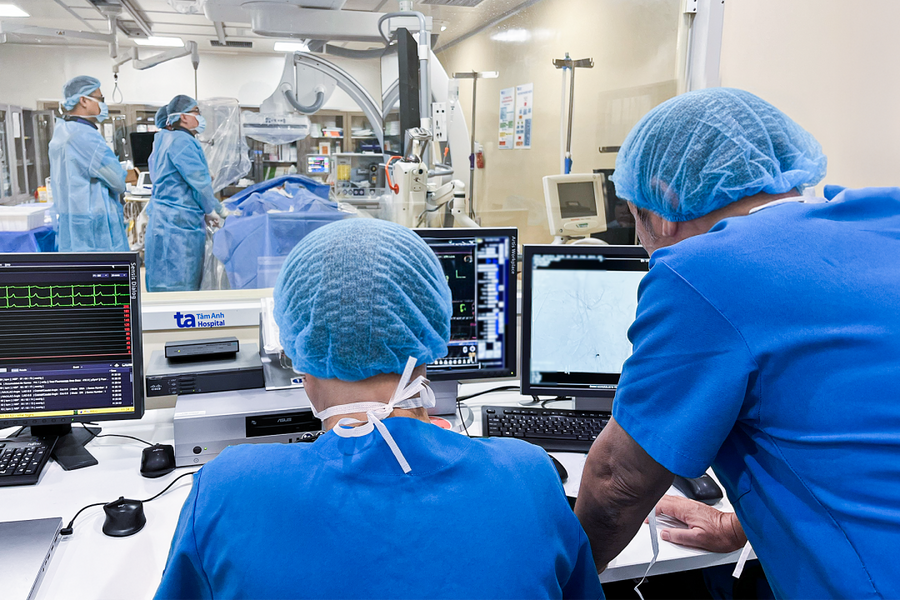 Teo cơ do dị dạng mạch máu đùi