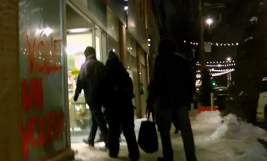 'Băng Robin Hood' cướp thực phẩm chia cho người nghèo ở Canada