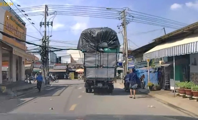 TP Hồ Chí Minh: Phạt hơn 10 triệu đồng xe tải chở hàng vượt chiều cao, tiềm ẩn tai nạn