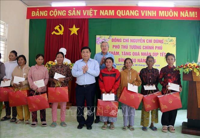 Phó Thủ tướng Chính phủ Nguyễn Chí Dũng thăm, tặng quà Tết tại Khánh Hòa