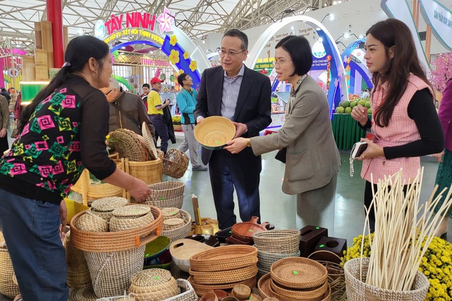 Nhiều tổ chức, đoàn nước ngoài tham quan và đánh giá cao Hội chợ Mùa Xuân 2026