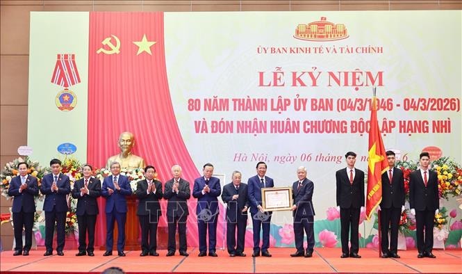 Ủy ban Kinh tế và Tài chính của Quốc hội đón nhận Huân chương Độc lập hạng Nhì