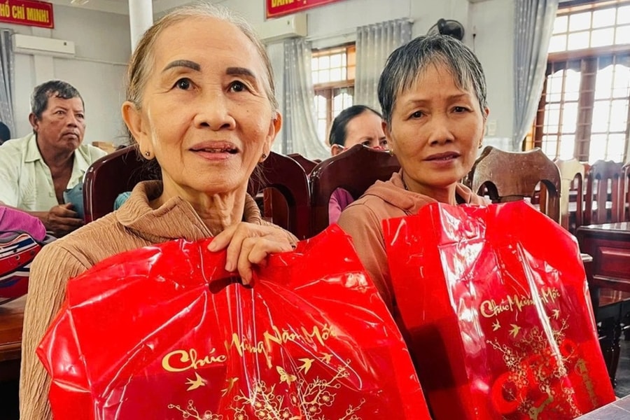 Cụ bà xúc động nhận 1 triệu đồng, Tết này có thêm tiền mua mắm muối cho con