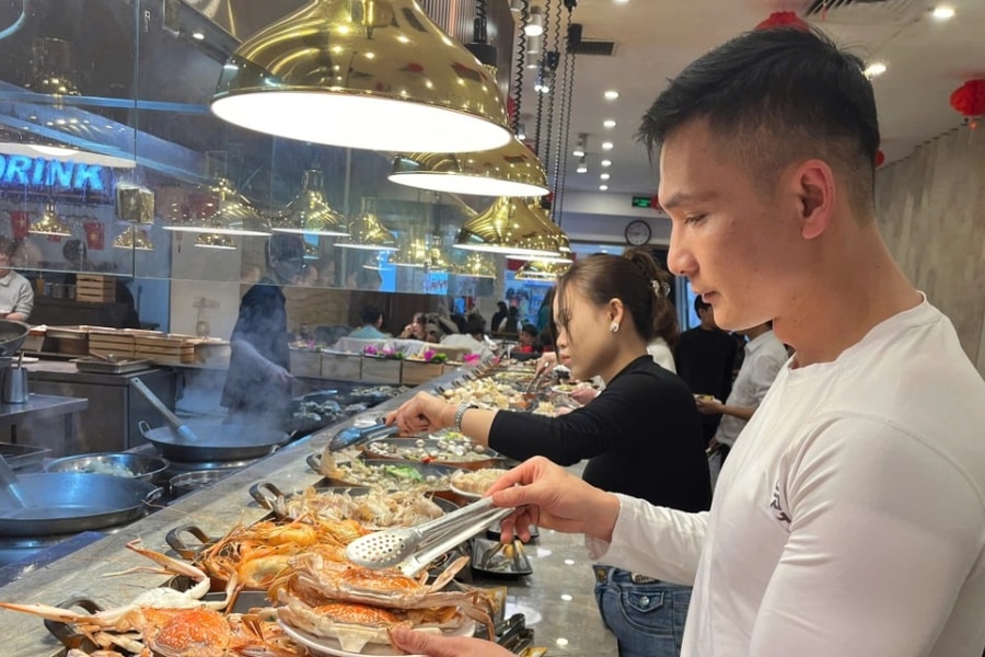 Khách châu Á hào hứng với ẩm thực đa quốc gia tại Buffet Poseidon