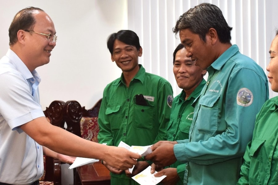 Công nhân, người lao động cảm kích nhận quà Tết sum vầy