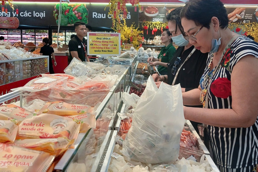 Sức mua cận Tết chậm, siêu thị tung kích cầu
