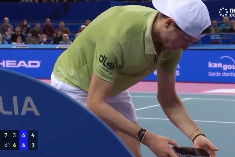 Tay vợt Pháp bị nghi bán độ vì xem điện thoại trong trận