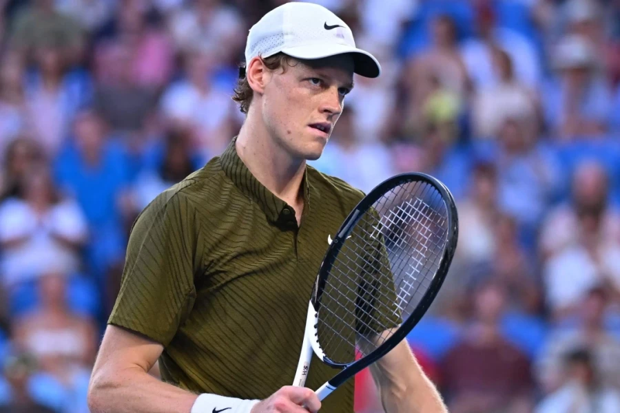 Sinner ba năm liền không thay vợt