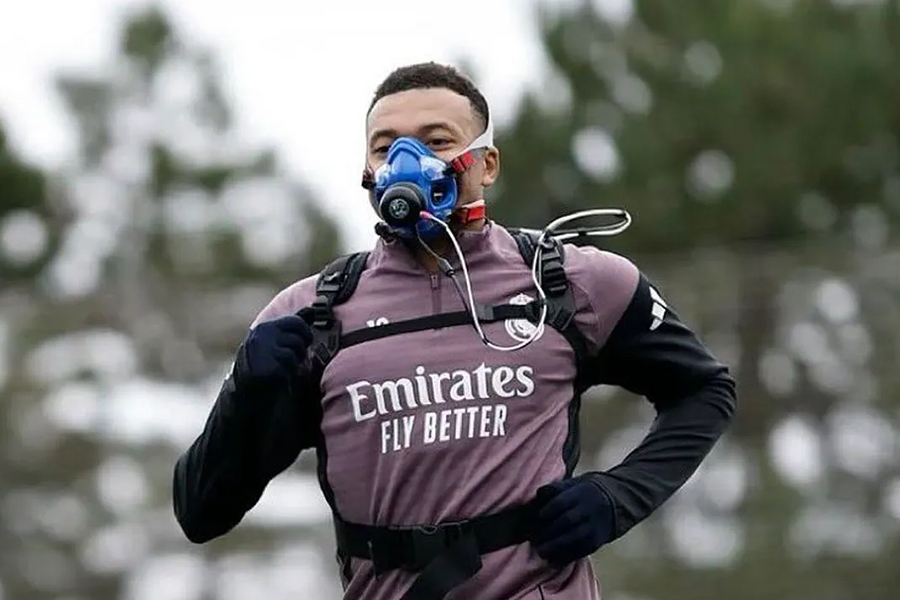 Vì sao cầu thủ Real tập luyện với mặt nạ lạ?