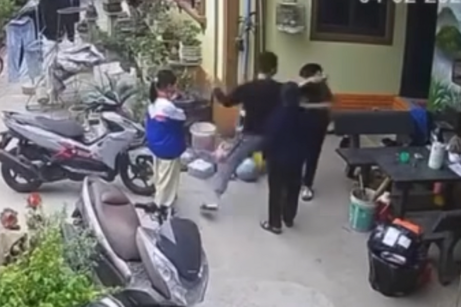 Phụ huynh tới nhà đánh bạn của con