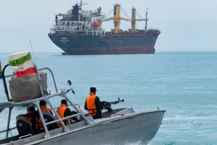 Iran bắt hai tàu dầu nước ngoài trên Vịnh Ba Tư