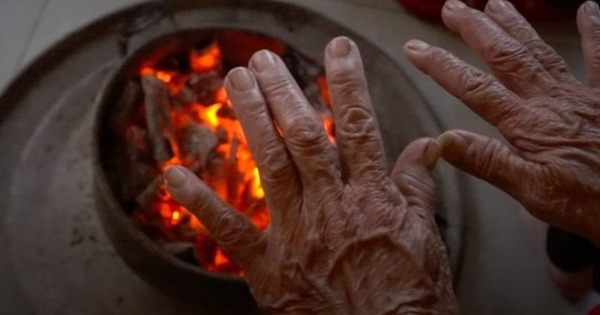 Đốt than, củi sưởi ấm trong nhà: Đã có nhiều cảnh báo, vẫn có thêm người tử vong