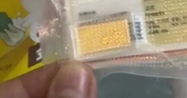 Đói bụng mua mì ăn, cô gái sốc nặng khi thấy vàng thật bên trong