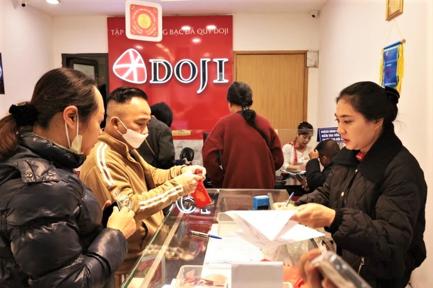 Giá vàng tăng giảm khó lường, chuyên gia cảnh báo rủi ro mua 'vàng giấy'