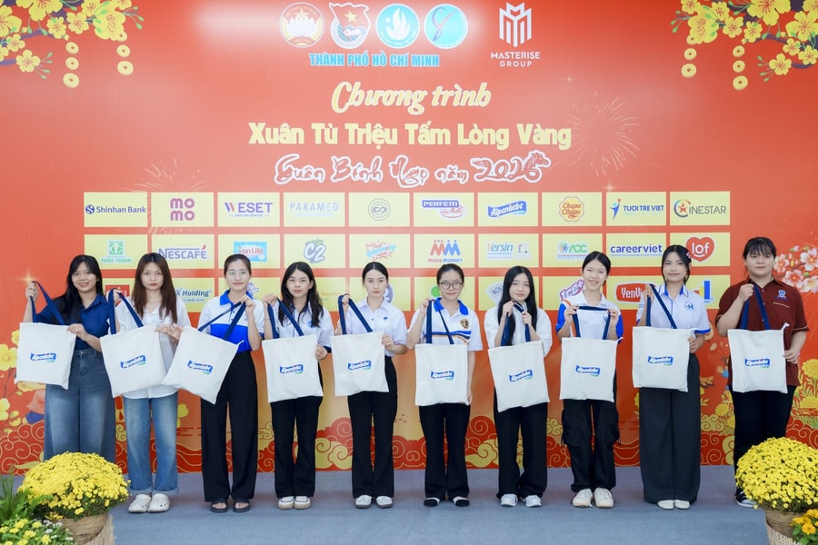 Hàng nghìn sinh viên khó khăn được hỗ trợ về quê đón Tết