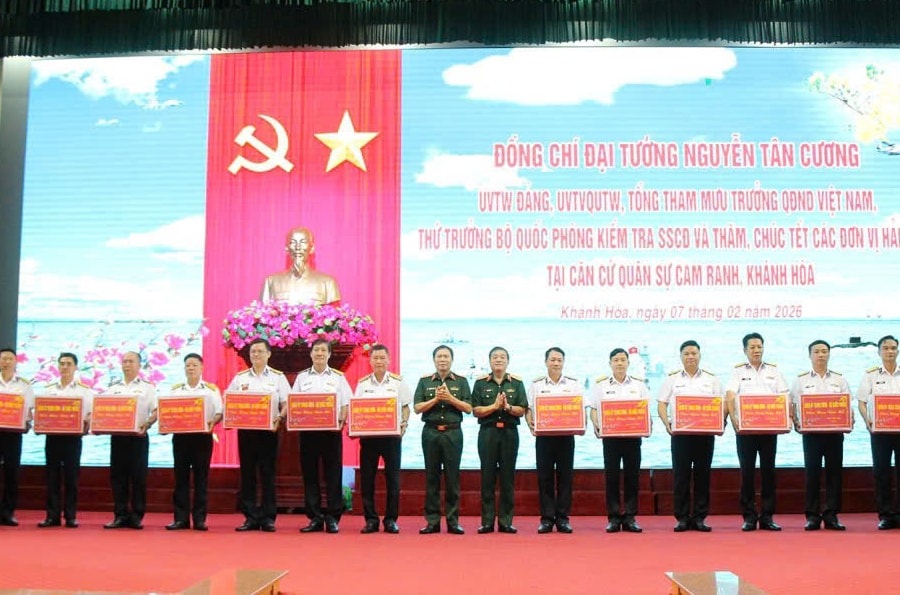 Đại tướng Nguyễn Tân Cương chúc Tết Hải quân Căn cứ quân sự Cam Ranh