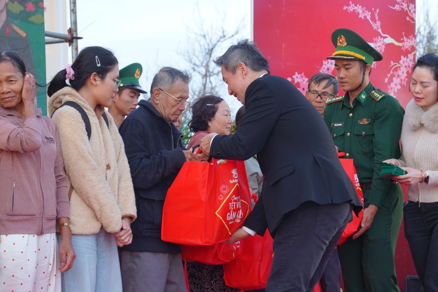 Trao 6.700 phần quà Tết tới người dân, bộ đội biên phòng tại 17 tỉnh, thành