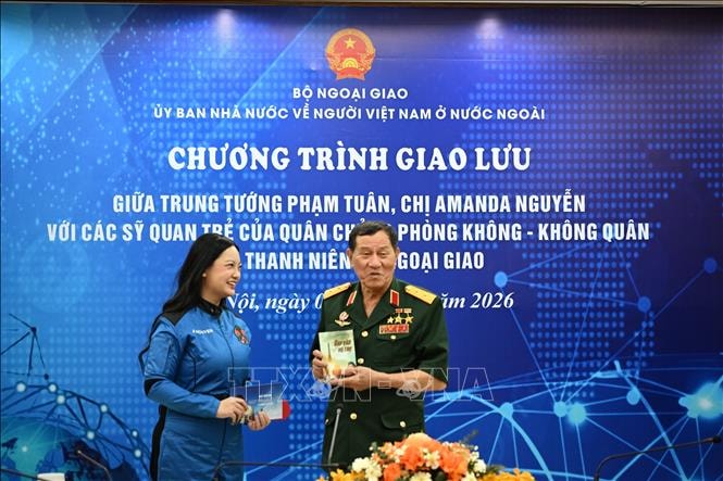 Gặp mặt giao lưu giữa Trung tướng Phạm Tuân và nữ phi hành gia Amanda Nguyễn