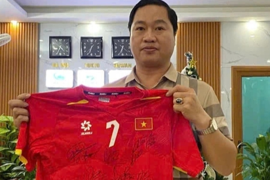 Đấu giá áo số 7 của Nguyễn Đình Bắc gây quỹ giúp người neo đơn