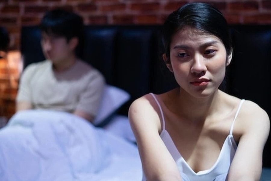 Nhìn chồng ôm con gái ngủ lúc nửa đêm, tôi lặng lẽ xé đơn ly hôn