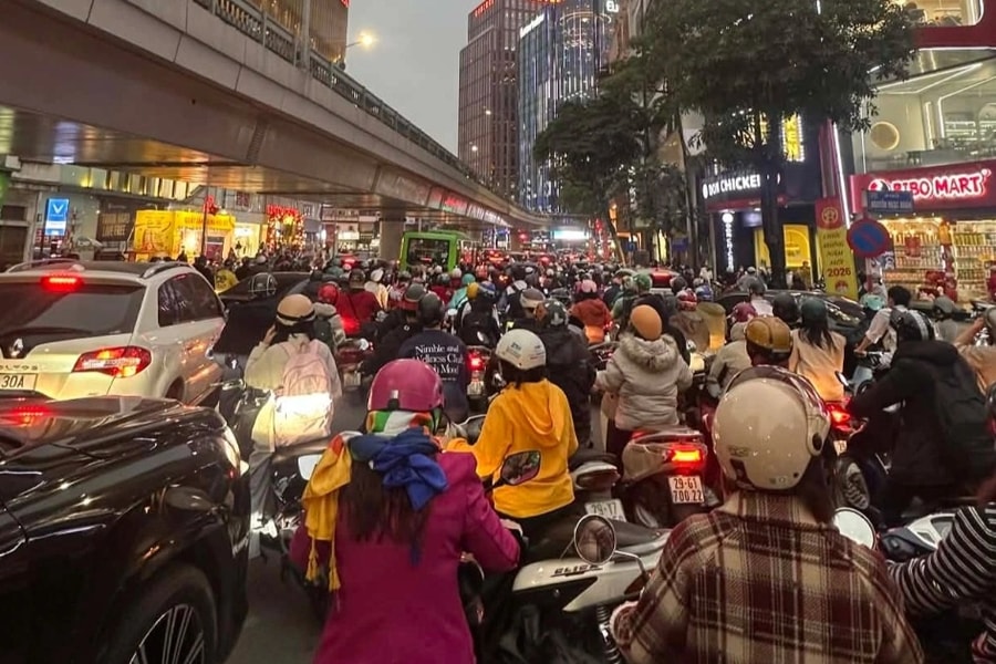 Dân công sở hãi hùng khi nếm “2 cữ” tắc đường ngày cận Tết