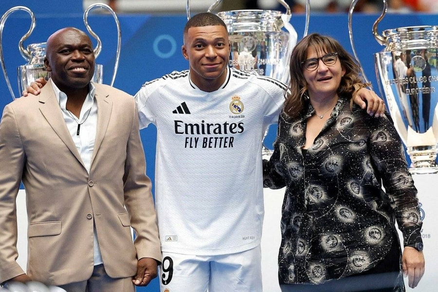 Mẹ Mbappe kiếm được nhiều tiền hơn 7 cầu thủ Real