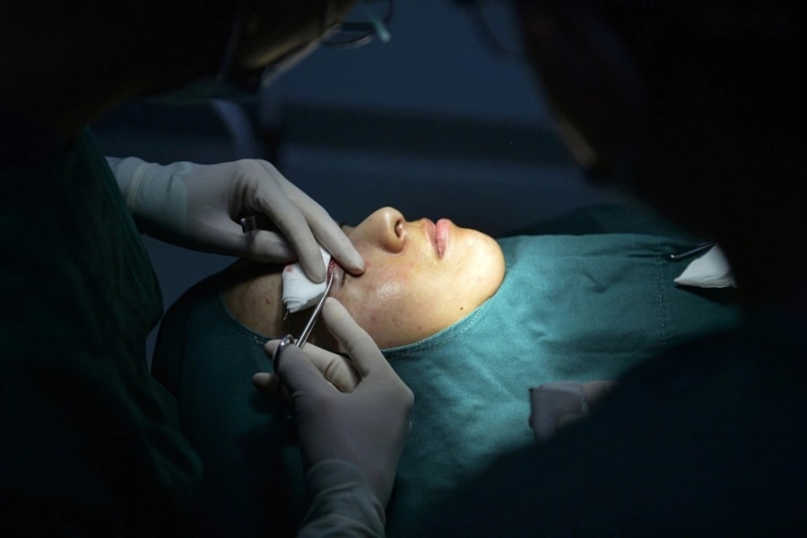 Mảng tối của cơn sốt 'dao kéo' ở Trung Quốc