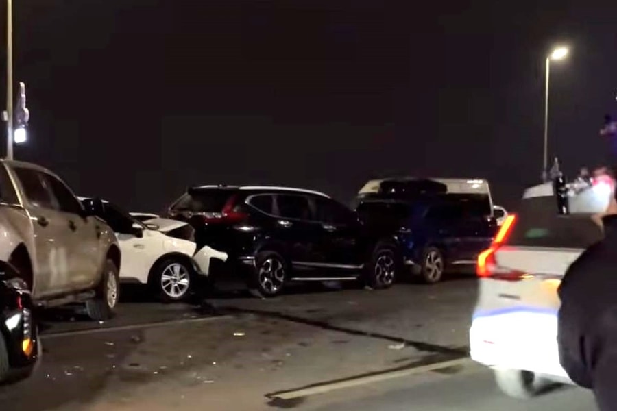 5 ôtô tông liên hoàn trên cầu Nhật Tân