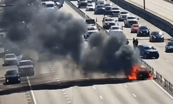 Ôtô cháy trên cao tốc, phụt lửa sang 5 làn đường