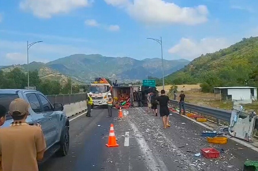 4 ôtô tông liên hoàn trên cao tốc Cam Lâm - Vĩnh Hảo