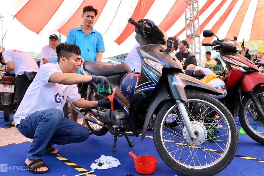 Sửa xe, thay nhớt miễn phí cho lao động về Tết