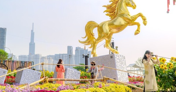 VIDEO: Những điểm "check-in" linh vật ngựa tại trung tâm TPHCM dịp Tết Bính Ngọ