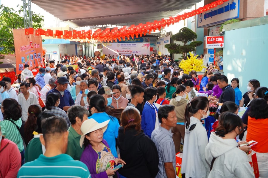 Ấm áp những phiên chợ Tết 0 đồng trong bệnh viện