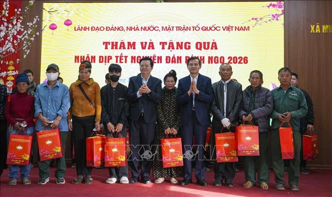 Chúc Tết và tặng quà người dân có hoàn cảnh khó khăn ở xã biên giới tỉnh Điện Biên