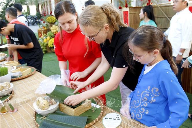 Tết Bính Ngọ 2026: Du khách quốc tế gói bánh chưng, ăn Tết Việt