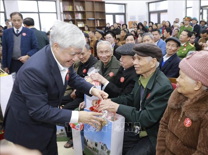 Phó Chủ tịch Thường trực Quốc hội Đỗ Văn Chiến tặng quà Tết cho đồng bào khó khăn ở tỉnh Phú Thọ