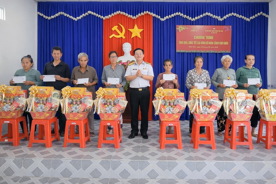 Vùng 5 Hải quân chúc Tết các gia đình có hoàn cảnh khó khăn