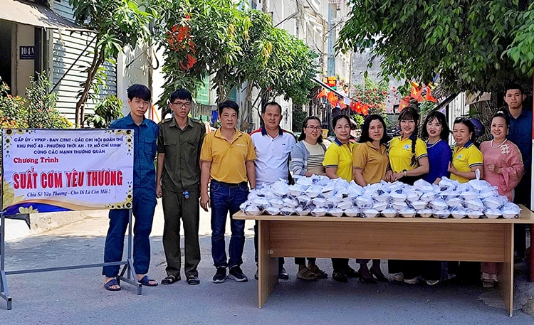 'Suất cơm yêu thương' tặng người lao động khó khăn