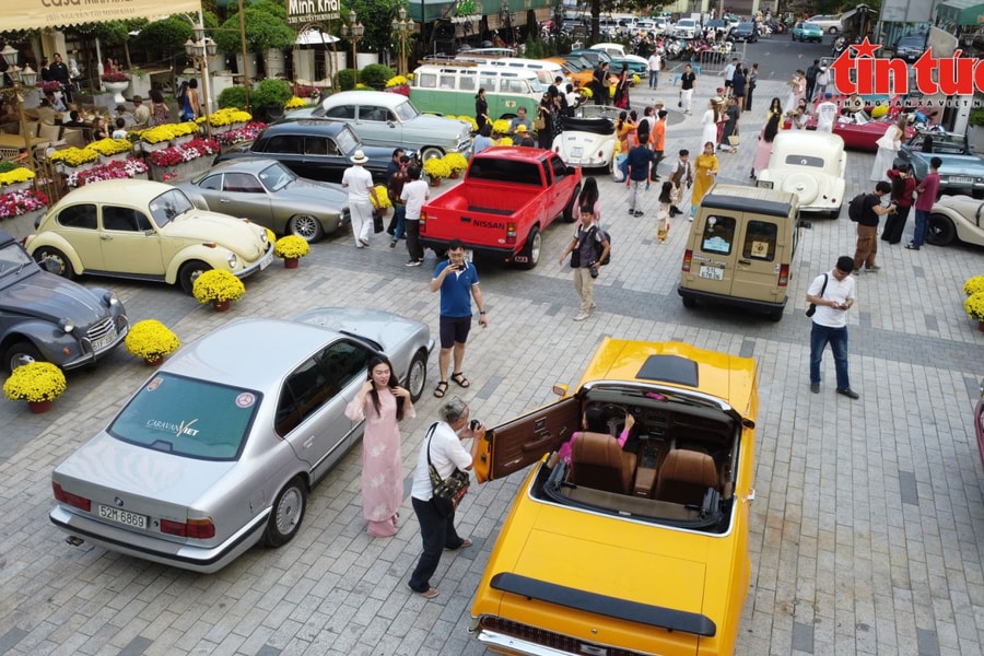 Ngắm bộ sưu tập xe cổ siêu hiếm quy tụ tại TP Hồ Chí Minh