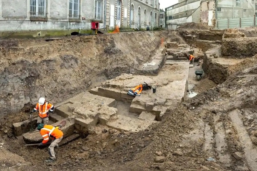 Phát hiện lâu đài 640 tuổi bị chôn vùi ở Pháp khiến giới khảo cổ sửng sốt
