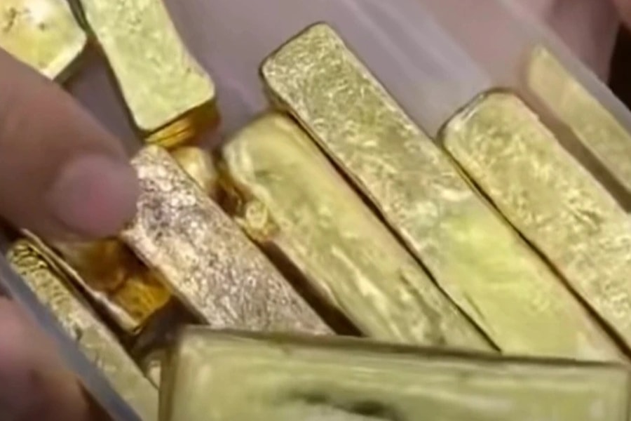 Chủ tiệm gia công ở Trung Quốc "dọn rác" thu về 1,7kg vàng