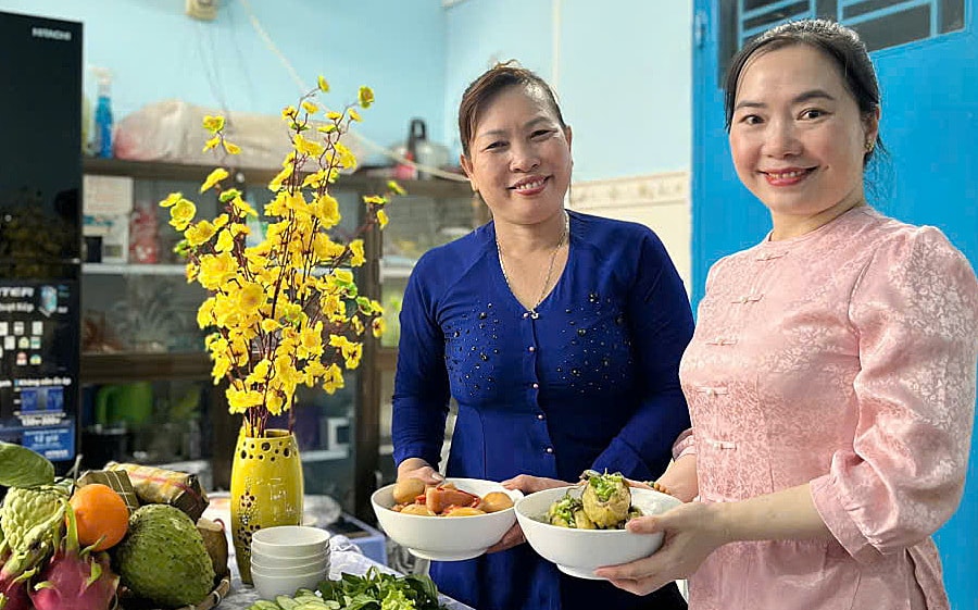 Chủ trọ bỏ tiền túi làm tiệc tất niên đãi người thuê