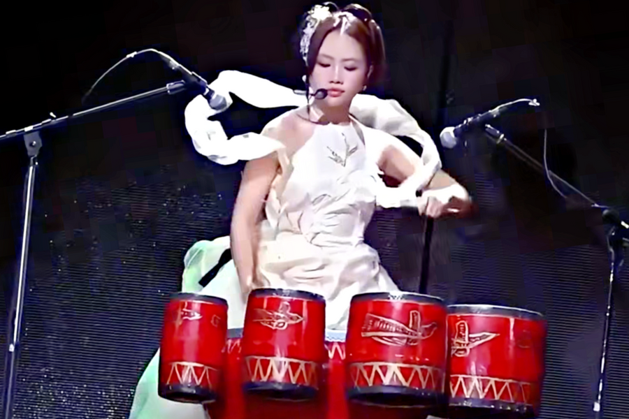 Phương Mỹ Chi đánh trống khi diễn hit 'Buôn trăng'