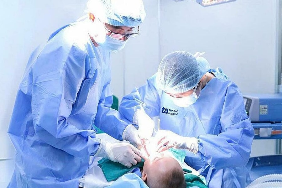 Trẻ khó bú có phải do dính thắng lưỡi?