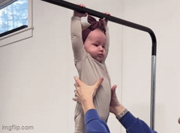 Em bé 8 tháng tuổi gây sốt với khả năng đu xà