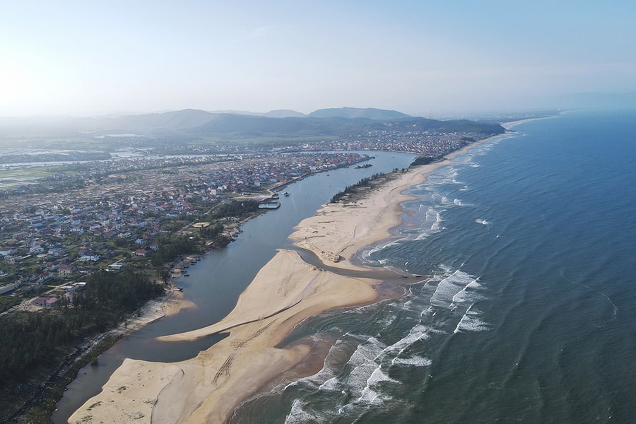 Cửa biển Lý Hòa ở Quảng Trị bị cát lấp kín