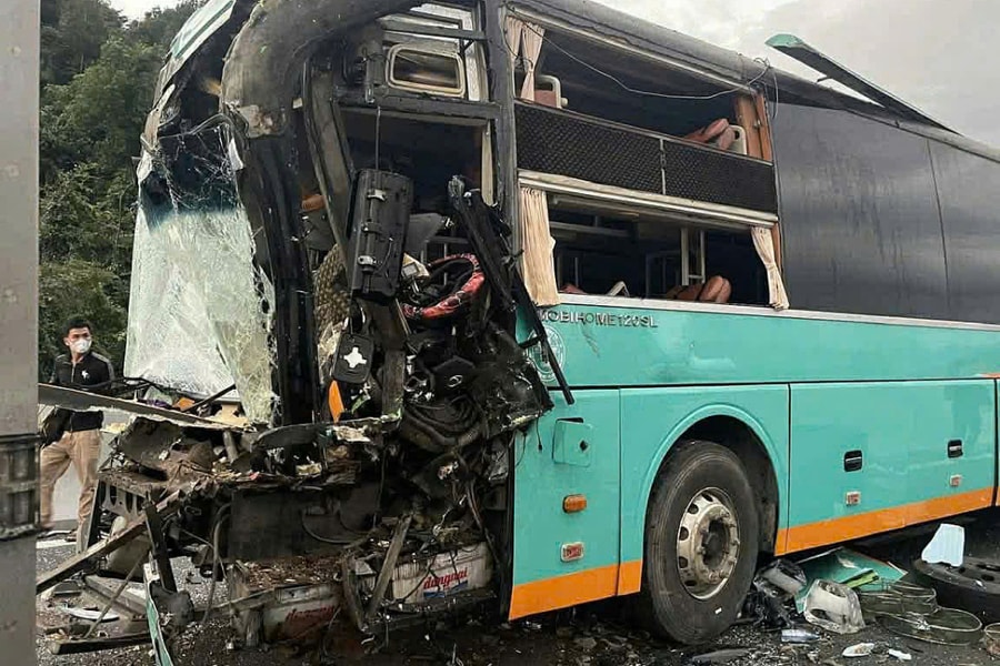 Bốn xe khách, ôtô tải tông nhau trên cao tốc Vân Phong - Nha Trang