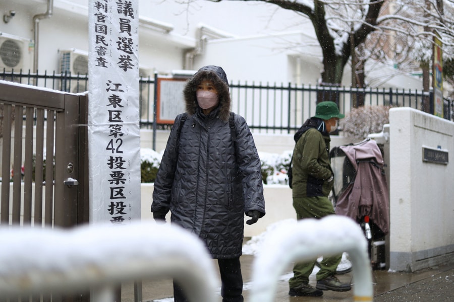 Người Nhật đi bỏ phiếu giữa tuyết rơi kỷ lục