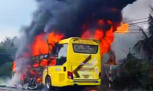 Xe giường nằm bốc cháy khi chở hơn 20 khách