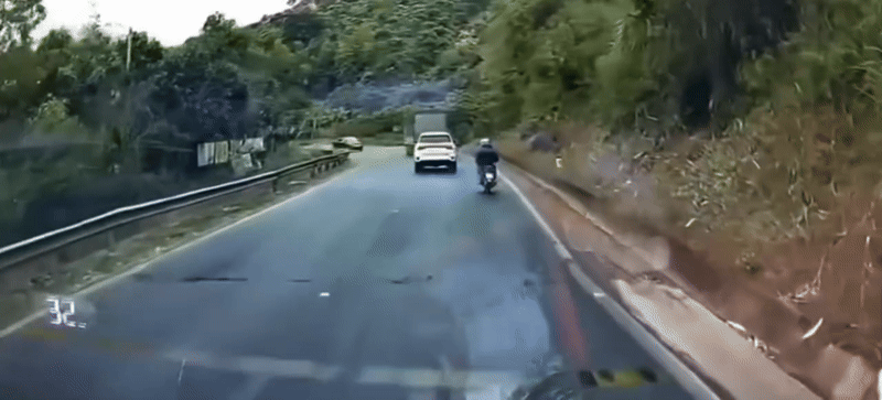 Xe bán tải tông trực diện xe tải ở khúc cua